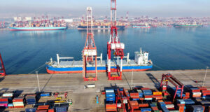 Le esportazioni cinesi hanno superato nettamente le aspettative nei primi due mesi, con il surplus commerciale che ha raggiunto il livello più alto mai registrato