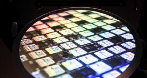 I titoli tecnologici asiatici crollano mentre il picco del petrolio e gli attacchi del Qatar minacciano la catena di fornitura dei chip