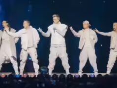 I Backstreet Boys esibiscono uno spettacolo dell’Halftime Present del Tremendous Bowl