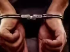 Orrore nella metropolitana di Brooklyn: un uomo spinge una donna sui binari e ne prende a pugni un’altra prima dell’arresto