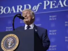 “Bella cosa da vedere”: Trump saluta i chief armeno-azerbaigiani dopo la stretta di mano all’evento del Board of Peace