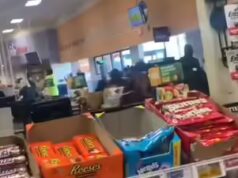Guarda: Gli studenti assaltano il negozio Kroger di Cincinnati durante la protesta anti-ICE, lanciando lattine e bottiglie