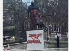 Statua di Winston Churchill vandalizzata a Londra: uomo arrestato per aver scritto “Palestina libera”