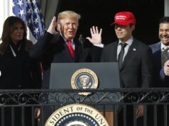 Il presidente Trump grazia cinque ex giocatori della NFL