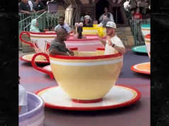 Sam Darnold e Kenneth Walker III cavalcano tazze da tè alla Disney dopo la vittoria del Tremendous Bowl