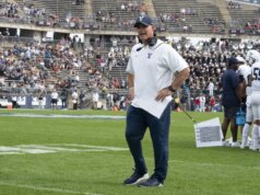 L’allenatore della Yale Tony Reno si dimette, cita problemi di salute