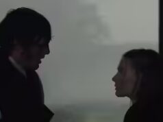 La pelle di Margot Robbie usata come carta da parati in un audace tocco di ‘Wuthering Heights’