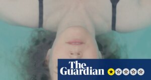 Recensione di On the Sea – Amy Adams recita in modo eccessivamente diretto in un insopportabile dramma della classe medio-alta