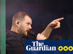 Recensione di The Streets: la messa in scena semi-teatrale di A Grand Do not Come for Free fa risorgere un classico britannico