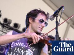 “I musicisti bevevano troppo e dormivano sul pavimento della mia stalla”: Andrew Chicken parla della realizzazione dell’album cult The Mysterious Manufacturing of Eggs