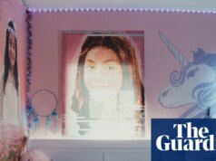 Orsacchiotti, giocattoli e braccialetti dell’amicizia: il movie sulle camerette vuote delle vittime della sparatoria nelle scuole