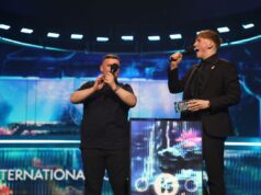 Gli spettatori dei BRIT Awards 2026 sono confusi mentre Indignant Ginge viene “censurato” sul palco