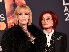 Sharon e Kelly Osbourne sul tappeto rosso dei BRIT mentre Ozzy viene onorato sette mesi dopo la morte