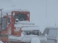 I soccorritori cercano 10 sciatori scomparsi dopo la valanga della California