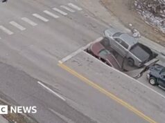 Guarda: momento in cui una dolina a Omaha intrappola auto e conducenti