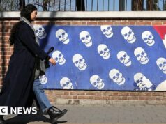 La Casa Bianca afferma che l’Iran sarebbe “saggio” concludere un accordo, mentre gli Stati Uniti intensificano la presenza militare