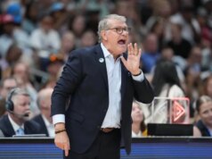 L’allenatore numero 1 dell’UConn Geno Auriemma batte il file del sondaggio