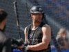 Yankees DH Giancarlo Stanton pronto a colpire, non riesce advert aprire il sacchetto di patatine