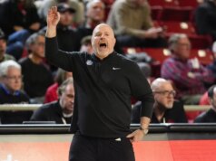 Il numero 18 di Saint Louis cerca di mettere a punto il gioco a Rhode Island