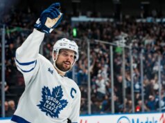 I Leafs celebrano il capitano degli Stati Uniti di Auston Matthews, affrontando Lightning