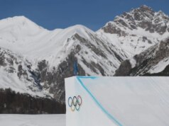 Domen Prevc guadagna l’oro per la Slovenia nella gara piovosa su grande collina