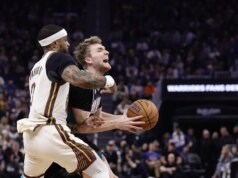 I guerrieri si radunano tardi e stordiscono i Grizzlies nella battaglia di squadre con pochi uomini