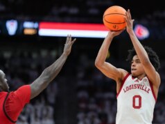 Il numero 24 di Louisville, Mikel Brown Jr., con il punteggio più alto, visita la SMU