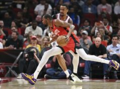 Il forte quarto trimestre porta i Rockets a superare i Clippers