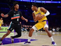 La guardia degli Spurs Stephon Fort esce dalla partita per un infortunio al bacino