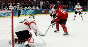 Il capitano della squadra canadese Sidney Crosby (parte inferiore del corpo) esce contro i cechi