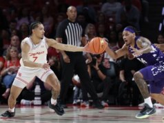 Il numero 3 di Houston cavalca la difesa per eludere lo stato del Kansas