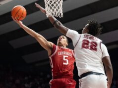 Riepilogo dei primi 25: il numero 25 dell’Alabama supera il numero 20 dell’Arkansas in 2OT