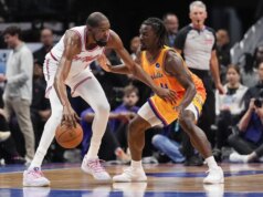 I pezzi grossi sollevano in ritardo i Rockets, che rinfrescano gli Hornets