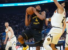 I Warriors short-handed usano il late surge per ribaltare i Nuggets