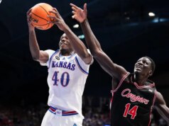 La numero 5 di Houston scende per la terza volta consecutiva mentre la numero 14 del Kansas si riprende