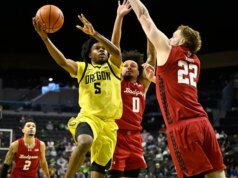 L’Oregon sfrutta un forte secondo tempo per sconfiggere il Wisconsin
