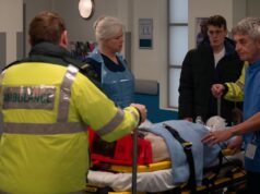 Emmerdale spoilera con il funerale di Ray, un abitante del villaggio spinto giù dalle scale e una grave emergenza