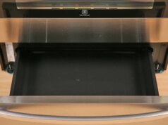 Smetti di riporre le pentole nel cassetto inferiore del forno. Ecco a cosa serve realmente