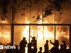 ‘Non riesco più a respirare’: Nella notte una folla ha bruciato un giornale