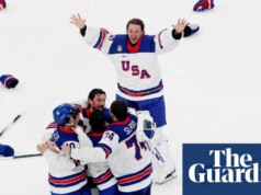 Gli Stati Uniti sconfiggono il Canada ai tempi supplementari e vincono il primo oro olimpico di hockey su ghiaccio maschile dal 1980