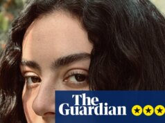 Charli xcx: recensione di Wuthering Heights – inni atonali e amorosi che si distinguono dal movie