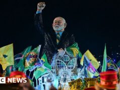 Il carro con il brasiliano Lula arriva per ultimo al Carnevale di Rio