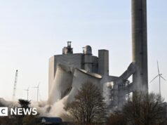 La torre di raffreddamento momentanea viene demolita nella centrale elettrica tedesca
