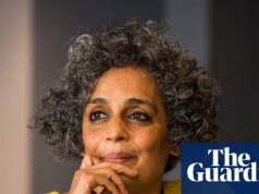 Arundhati Roy lascia il Competition del cinema di Berlino per il commento di “restare fuori dalla politica”.