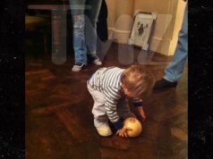 L’ex principe Andrew lancia il Boobie Ball con il bambino in foto