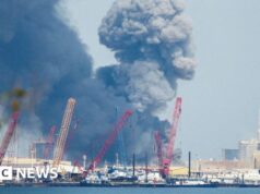 L’Iran afferma di aver colpito la base americana in Bahrein, mentre lancia attacchi in tutta la regione