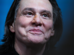 L’aspetto dello spettacolo di premiazione di Jim Carrey ha fatto sì che le persone analizzassero eccessivamente il suo aspetto