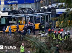 Un tram deraglia a Milano: un morto e decine di feriti