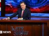 Stephen Colbert afferma che la CBS ha aumentato l’intervista con il democratico a causa dei timori della FCC