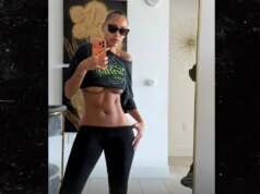 Kysre Gondrezick sfoggia Main Underboob in uno splendido selfie allo specchio